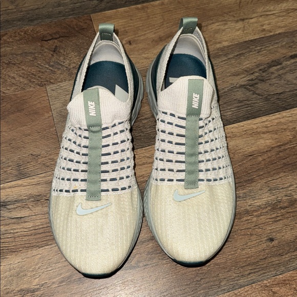 Nike React Phantom Run Women’s Cream and Teal Sneakers - Picture 2 of 7